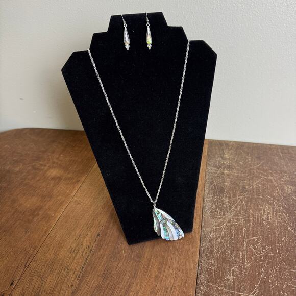 Mother of Pearl Shell Butterfly Insect Pendant Chain Necklace‎ & Earring Set - Picture 1 of 9